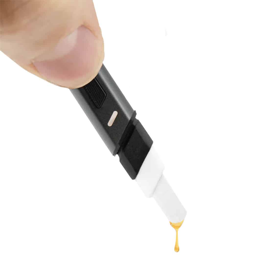 En sort dabbing værktøj med en glat og elegant overflade. Den har en lang, slank form med en buet spids, der er designet til præcise påføringer. Håndtaget er bredere og giver et godt greb. Materialet fremstår robust, med en let glans, og der er små teksturerede detaljer ved håndtaget, der forbedrer grebet.