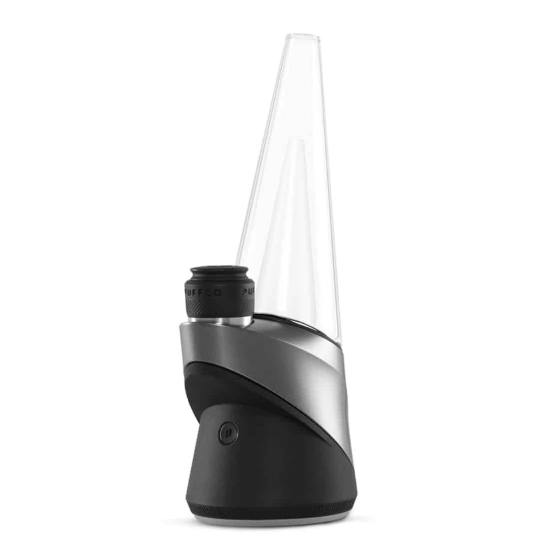 En kompakt vaporizer i en slank, moderne design med en glat, sort overflade. Den har en cylindrisk base, der understøtter en gennemsigtig glaskammer, hvor dampen dannes. Øverst er en krum mundstykke, der giver en behagelig oplevelse. En lille, rund knap er placeret på siden, omgivet af minimal indikationstekst i hvid farve.