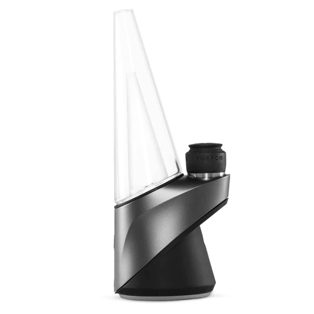 En kompakt vaporizer præsenterer sig med en glat, sort keramisk base og en gennemsigtig glasbeholder, der fremhæver indholdet. Det har en buet form med bløde linjer og en rund mundstykke. En LED-lampe indikerer status, mens knapperne på enheden er diskrete og placeret i siden. Det hele har en moderne, minimalistisk æstetik.