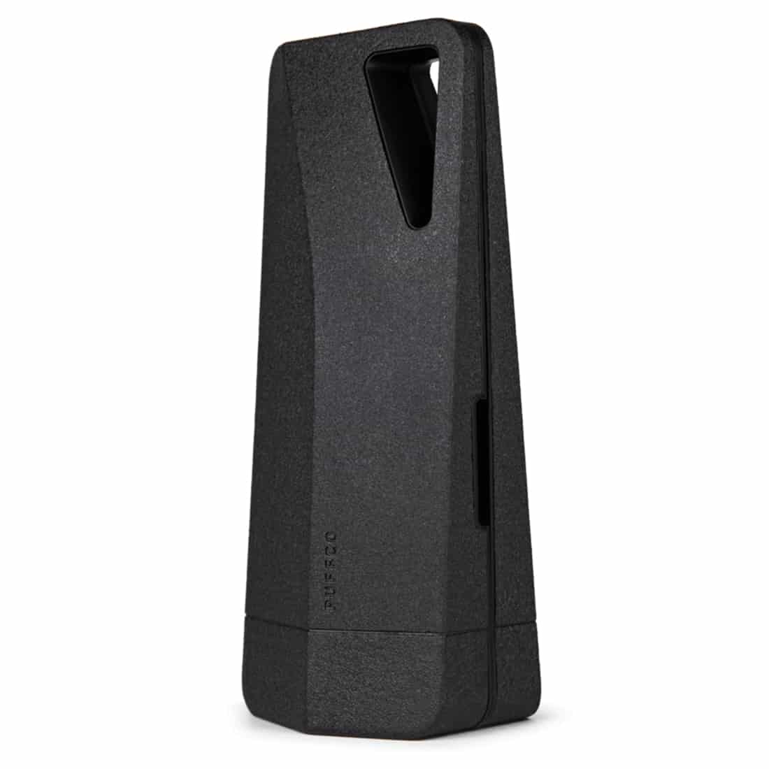 En sort vaporizer med en glat, futuristisk form pryder midten af kompositionen. Den har en rund base med en hævet, cylindrisk krop, der afsluttes med en klar, gennemsigtig skål øverst. Udsmykningen inkluderer subtile, matte overflader og en lysende LED-indikator. Særlige detaljer som knapper og indsatser er placeret strategisk for nem betjening.