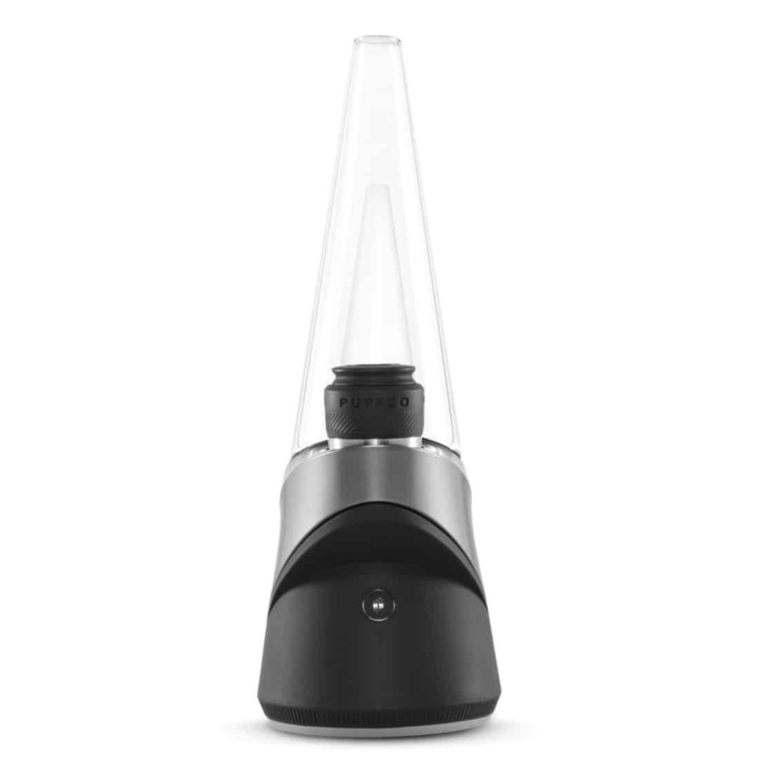 En elektrisk vaporizer pryder en sort overflade, fremhævet af en glansfuld, transparent vandbeholder. Den har en slank, ergonomisk form med en minimalistisk, mat finish. En tænd/sluk-knap og temperaturindstillingsknapper er placeret på en side, mens en LED-lampe lyser op i forskellige farver. Den øverste del har en buet, sort skorstenslignende struktur.