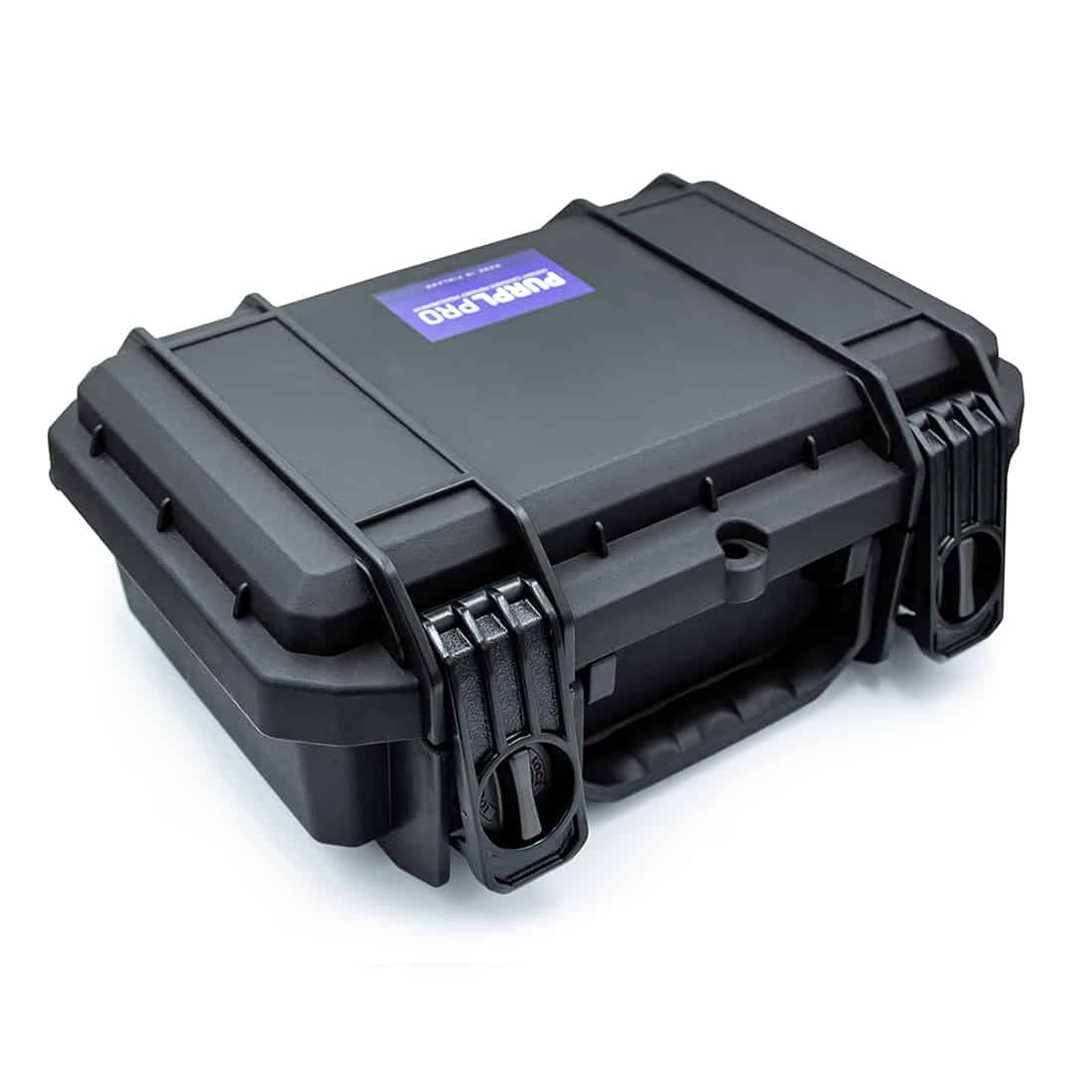 En purpurfarvet kuffert i hård plast pryder scenen, med en glat og skinnende overflade, der reflekterer lys. Kufferten har en rektangulær form med afrundede kanter og to robuste håndtag på siderne. Låsen er placeret centralt, omgivet af et mønster af små, præcise riller, der tilføjer tekstur til designet.