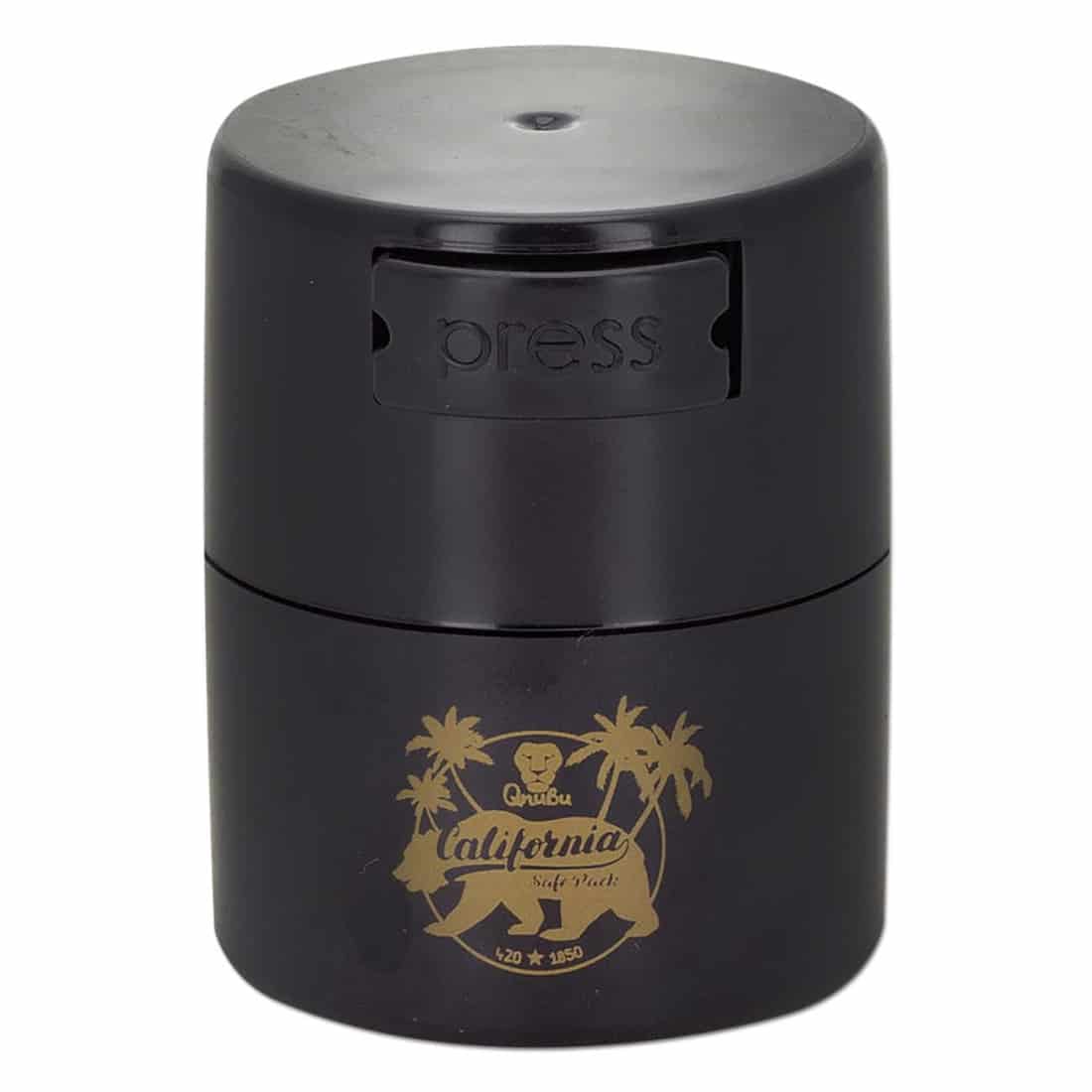 En glasklar vakuumbeholder med en kapacitet på 120 ml præsenterer sig med en cylindrisk form. Låget, lavet af rustfrit stål, har en glat, poleret overflade, mens beholderens krop er gennemsigtig og har en ensartet tykkelse. Den har en lille, elegant knap til vakuumfunktionen, der tydeligt er placeret på toppen.