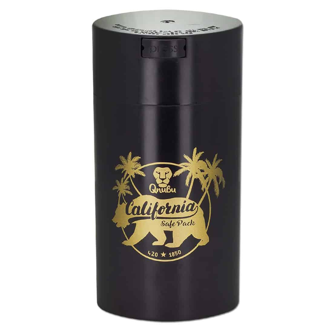 En transparent vakuumbeholder med en rund form og en kapacitet på 1350 ml. Beholderen har en glat, skinnende overflade og en tætsluttende, sort plastlåg med en knap i midten til vakuumfunktion. Låget har et minimalistisk design, og beholderens vægge er klare, hvilket gør indholdet synligt.