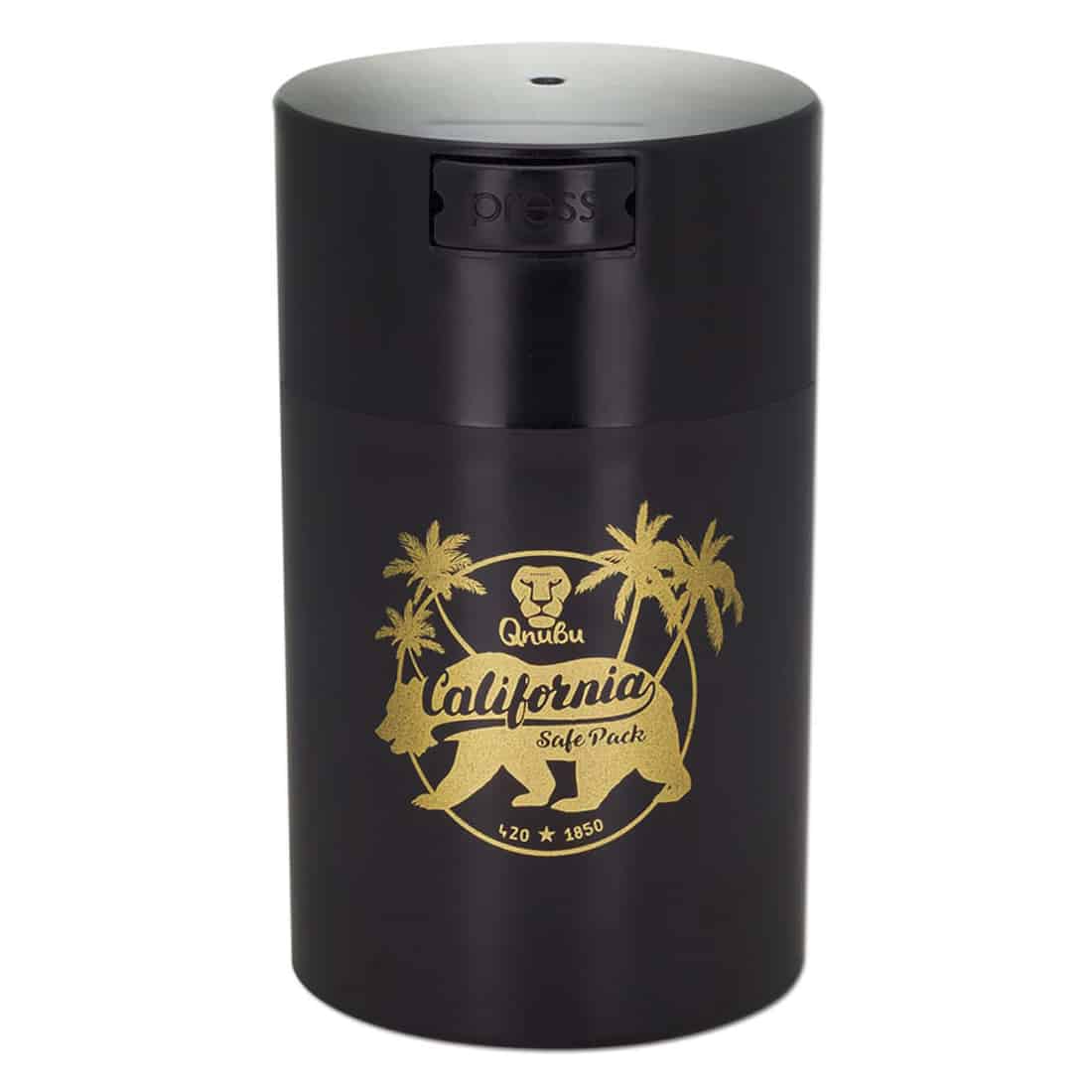 En transparent vakuumbeholder med en cylindrisk form, lavet af glas, præsenterer en glat overflade. Beholderen har en metal-låg med en robust, skridsikker silikonekant i grå. Låget er forsynet med en central, rund knap i rustfrit stål. Indholdet er synligt og fremhæver en klar væske, der reflekterer lyset.