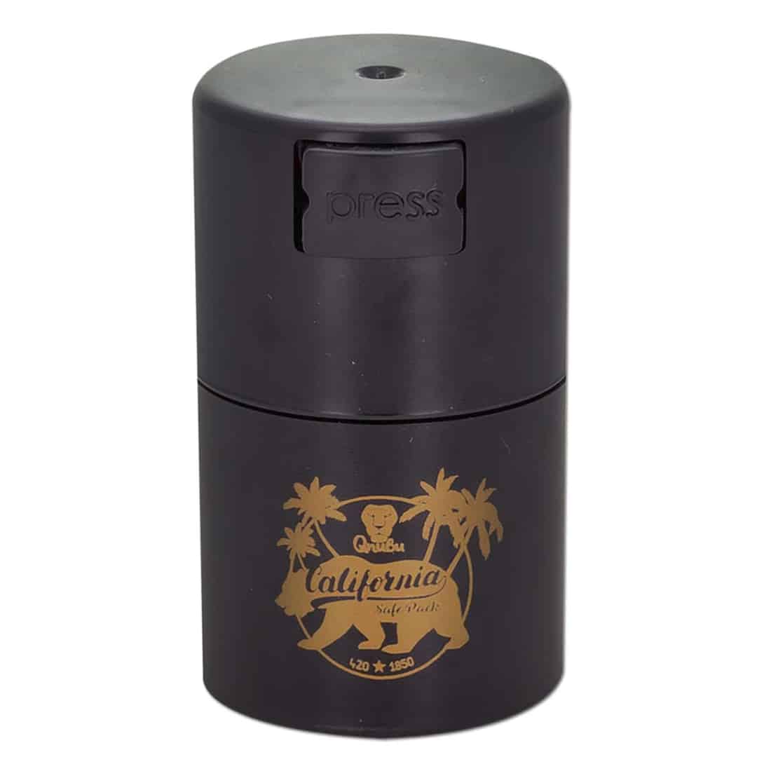 En transparent vakuumbeholder af plast med en cylindrisk form. Beholderen har en skruelåg i metal, der er sølvfarvet, og en sort gummipakning omkring kanten for at sikre tæthed. Den runde bund giver stabilitet, mens den glatte overflade reflekterer lys. Kapaciteten er angivet til 60 ml, hvilket ses som en trykt tekst på beholderens side.