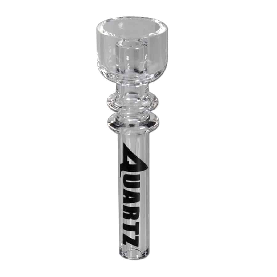 En klar, transparent quartz olie nail med en SG 14 tilslutning præsenterer sig med en glat overflade og en let buet form. Den har en ensartet tykkelse og en skarp kant, der skaber en præcis afslutning. Overfladen reflekterer lys og viser en subtil glans, mens den lange hals fører ned til en bred åbning, der muliggør nem adgang.