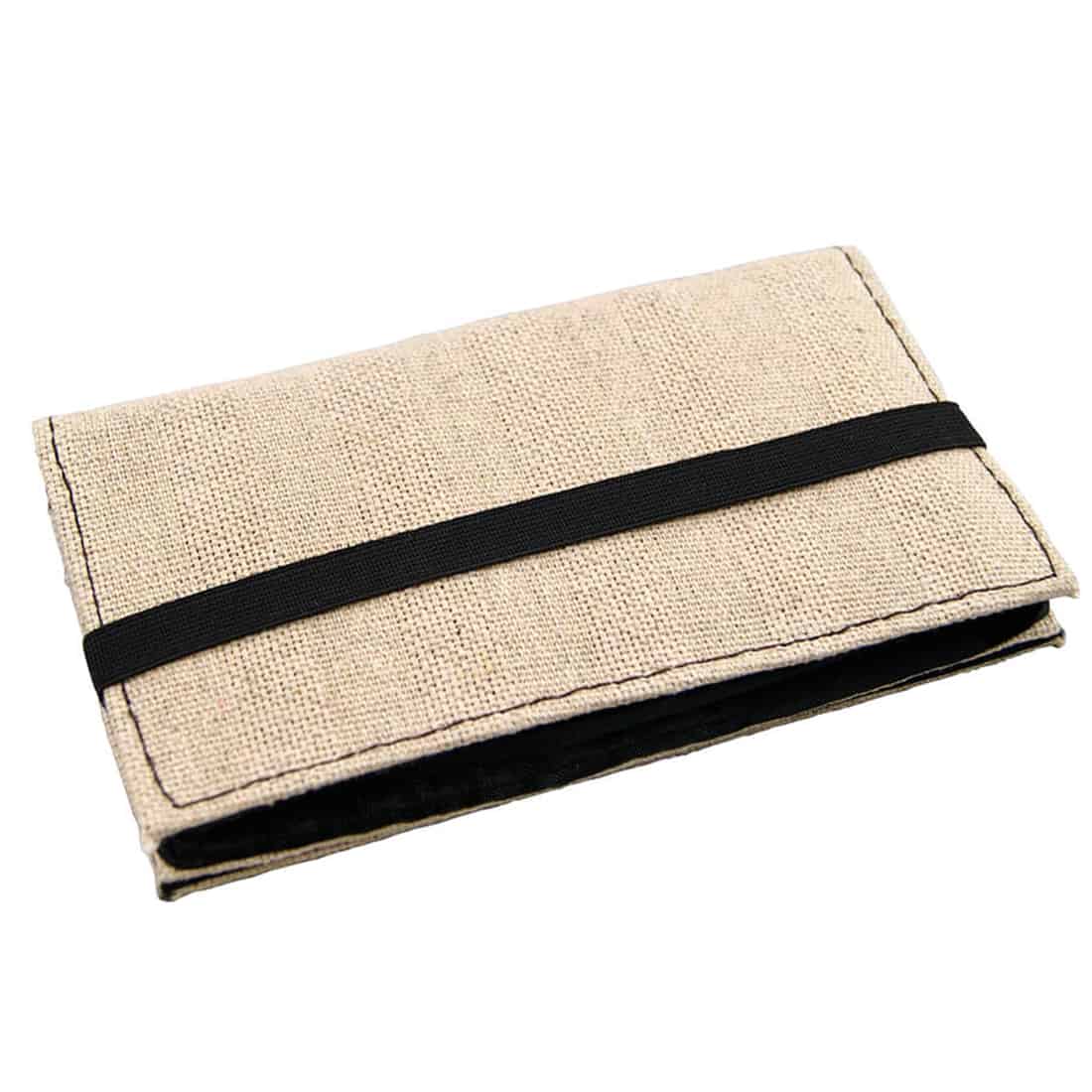 En brun, læderagtig pung med synlige sømme og en tekstur, der giver et rustikt udseende. Pungen har et klapdesign, der er fastgjort med en trykknap, og der er synlige lommer til opbevaring af diverse kort. På forsiden findes et diskret logo, der er præget ind i læderet. Pungens kanter er let afrundede, hvilket tilføjer en blødere form.