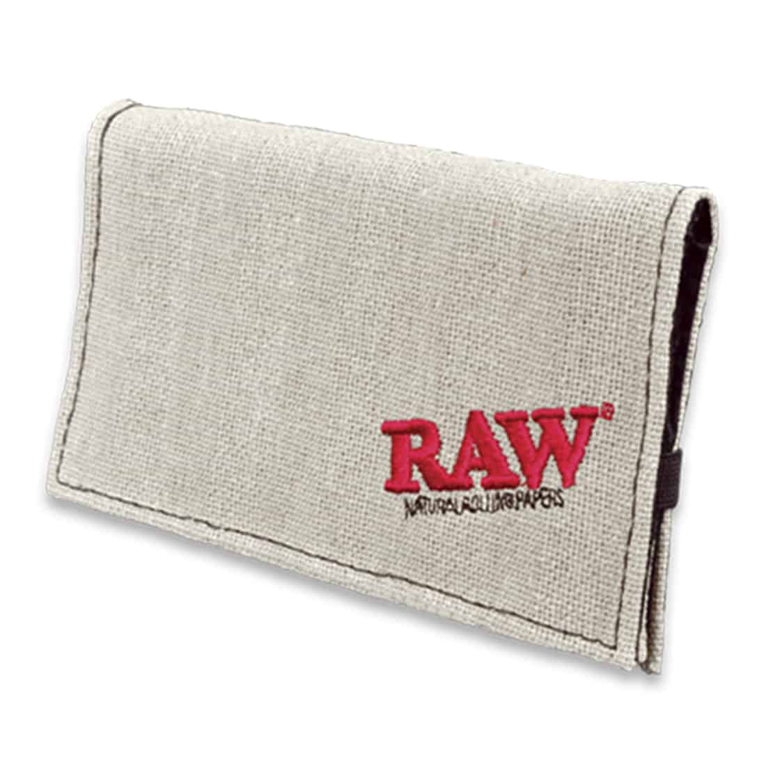 En brun pung i læder med en struktureret overflade pryder midten af beskrivelsen. Pungen har flere synlige rum og lommer til kort, samt en stor lomme til sedler. Detaljer som syninger i kontrastfarve fremhæver designet. En diskret, grå logo-emblem er placeret på fronten, hvilket tilføjer et stilfuldt præg. Pungen er lukket med en trykknap.