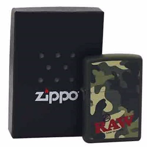 En camouflage zippo lighter pryder scenen med sit karakteristiske mønster i nuancer af grøn, brun og sort. Det glatte metal finish giver en let refleksion, mens det kantede design og de præcise linjer skaber en markant silhuet. Lighterens hængsel og låg er synlige, med tydelige samlinger og en blød, mekanisk åbning.