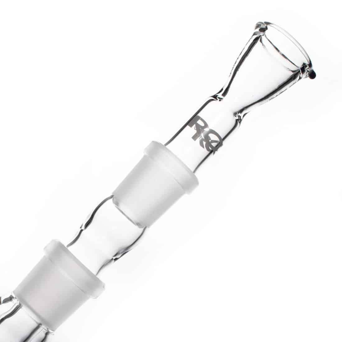 En lige rørformet genstand i sort glas med en diameter på 5 mm og en højde på 35 cm. Overfladen er glat og skinnende, hvilket skaber en reflekterende effekt. Det nederste segment har en bredere base, mens toppen er åben. Ingen synlige mønstre eller teksturer pryder overfladen, som fremstår minimalistisk og elegant.