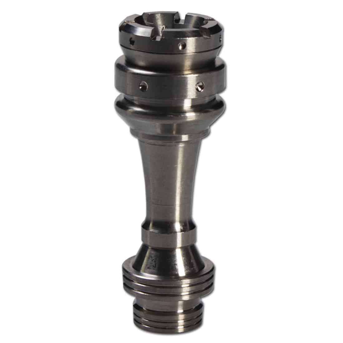 En universel olie-nail fremstillet af titanium med en sølvgrå overflade, der har en glat og metallisk finish. Den har en cylindrisk form med en bred, flad top og en smal spids. Der er fine detaljer i form af små riller, som giver et struktureret udseende. Nailens dimensioner er kompakte, hvilket gør den let at håndtere.