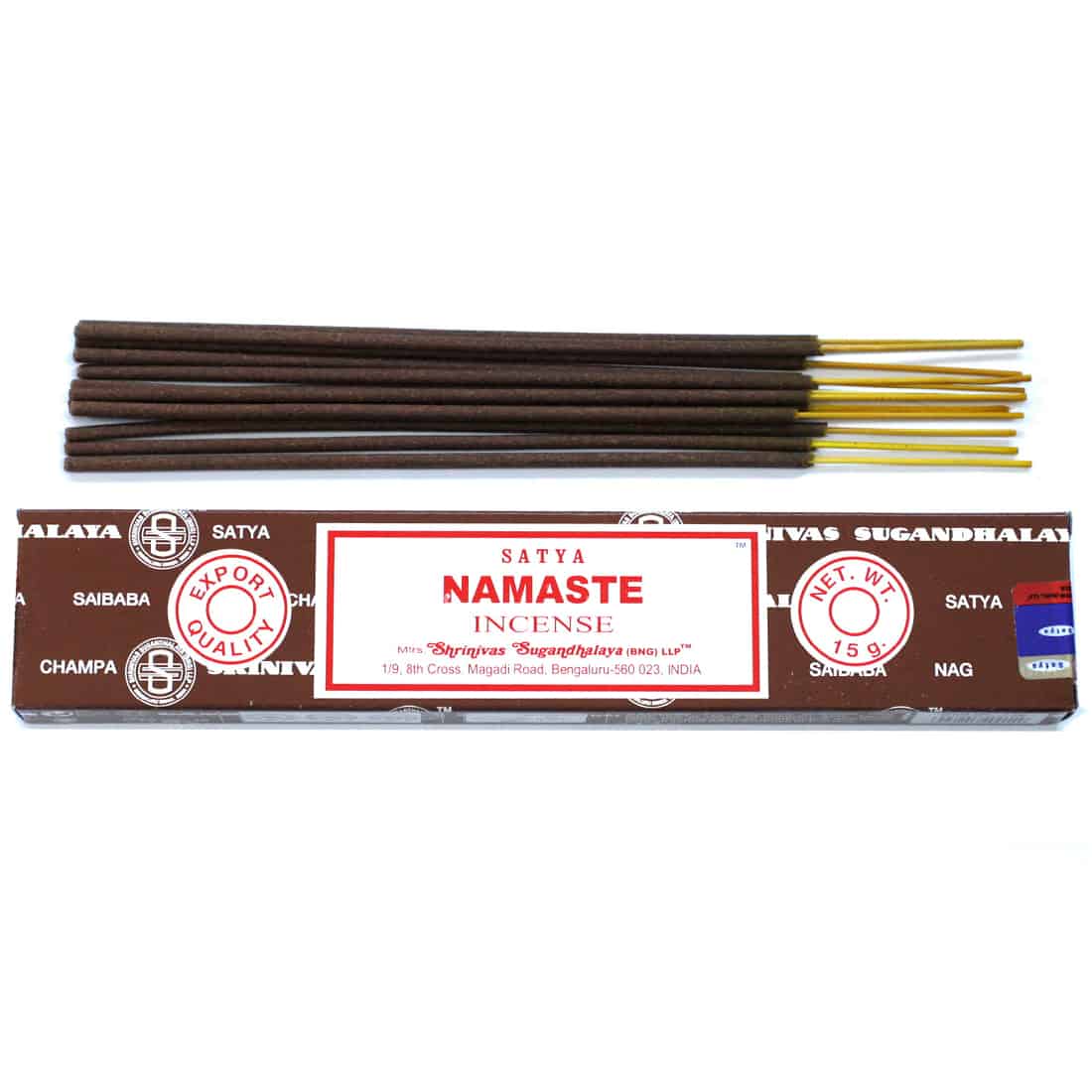 Røgelsespindene er præsenteret i en papæske med en naturlig brun farve. Æsken er dekoreret med en simpel, hvid tekst, der angiver produktets navn. Indholdet består af slanke, mørkebrune pinde, der er ensartede i længde og tykkelse. Pindene har en glat overflade med en let glans, hvilket indikerer en kvalitet af naturlige ingredienser.