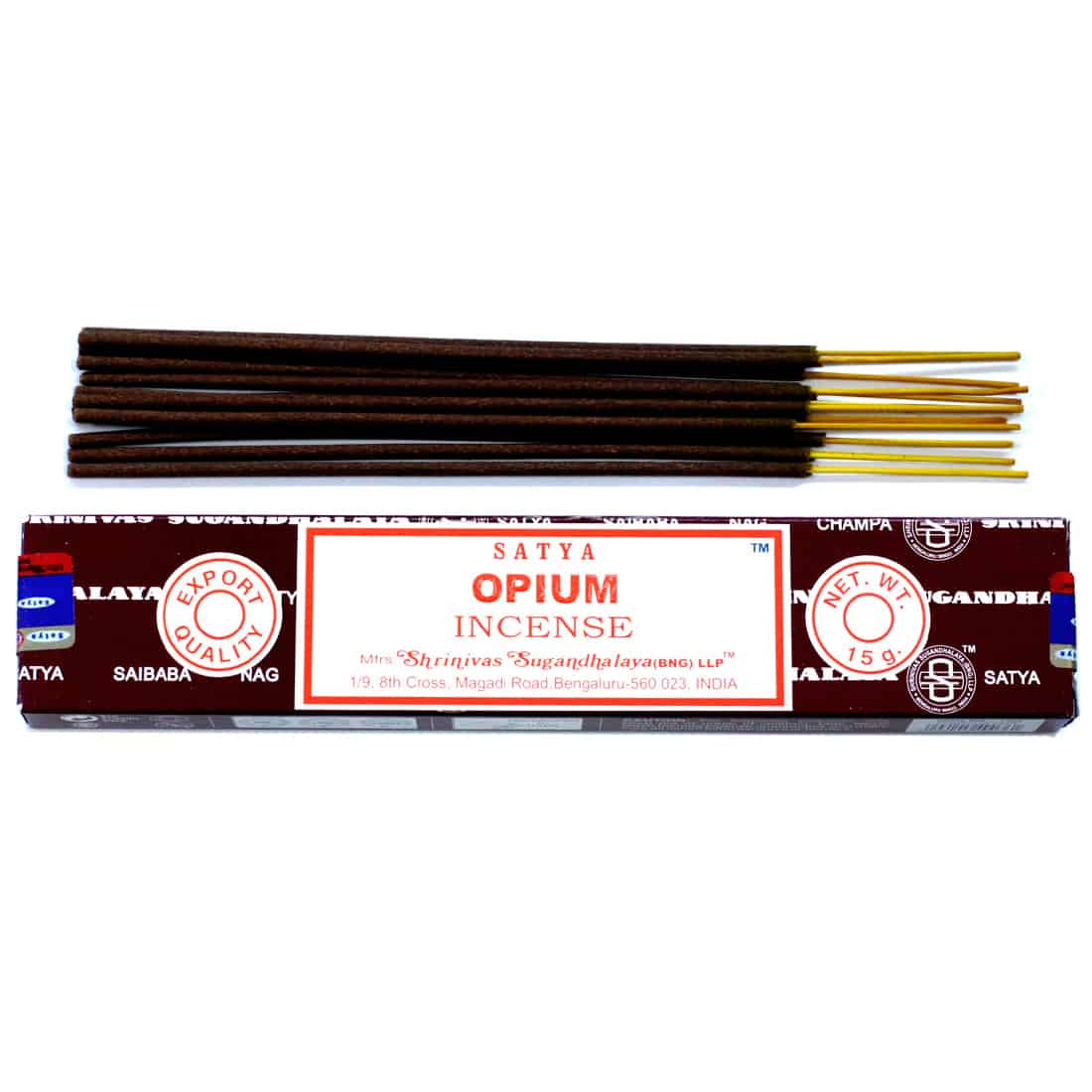 En pakke med røgelse præsenteres i en rektangulær, farverig indpakning. Forsiden prydes af et mønster med blomster og spiraler i nuancer af lilla, gul og grøn. Teksten er trykt i hvid og sort, med tydelige symboler. Røgelsen er pakket i en gennemsigtig plastpose, der viser de små stænger i naturlige toner af brun.