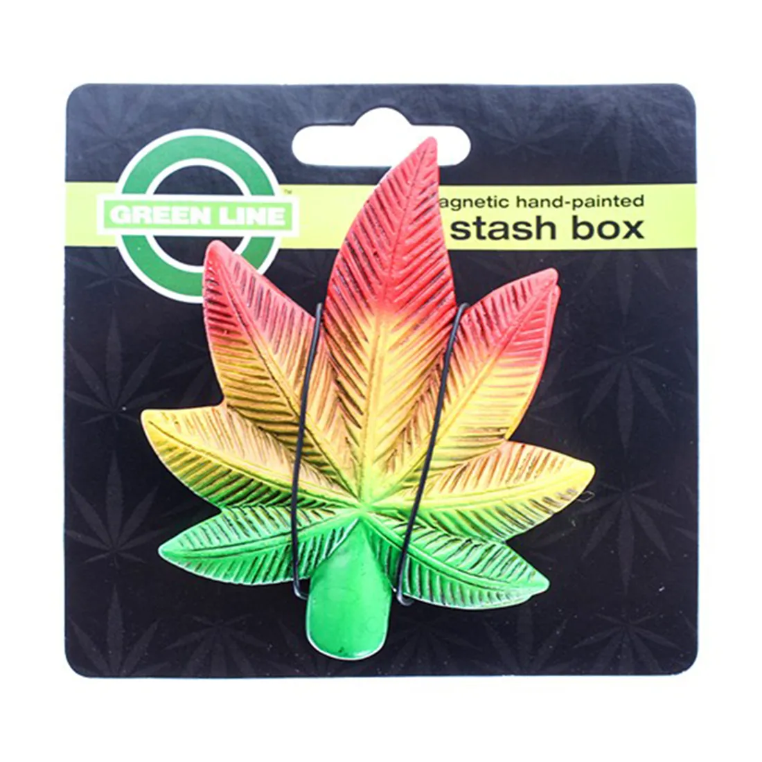 En firkantet boks prydet med et farverigt, rasta-inspireret mønster i grønne, gule og røde nuancer. Boksen har en glat overflade, der reflekterer lys. Låget er forsynet med en magnetisk lukning og har et tydeligt cannabisblad i midten. Kanterne er let afrundede, hvilket giver et blødt udtryk. Indvendigt er boksen rummelig, med en ensartet, lys farve.