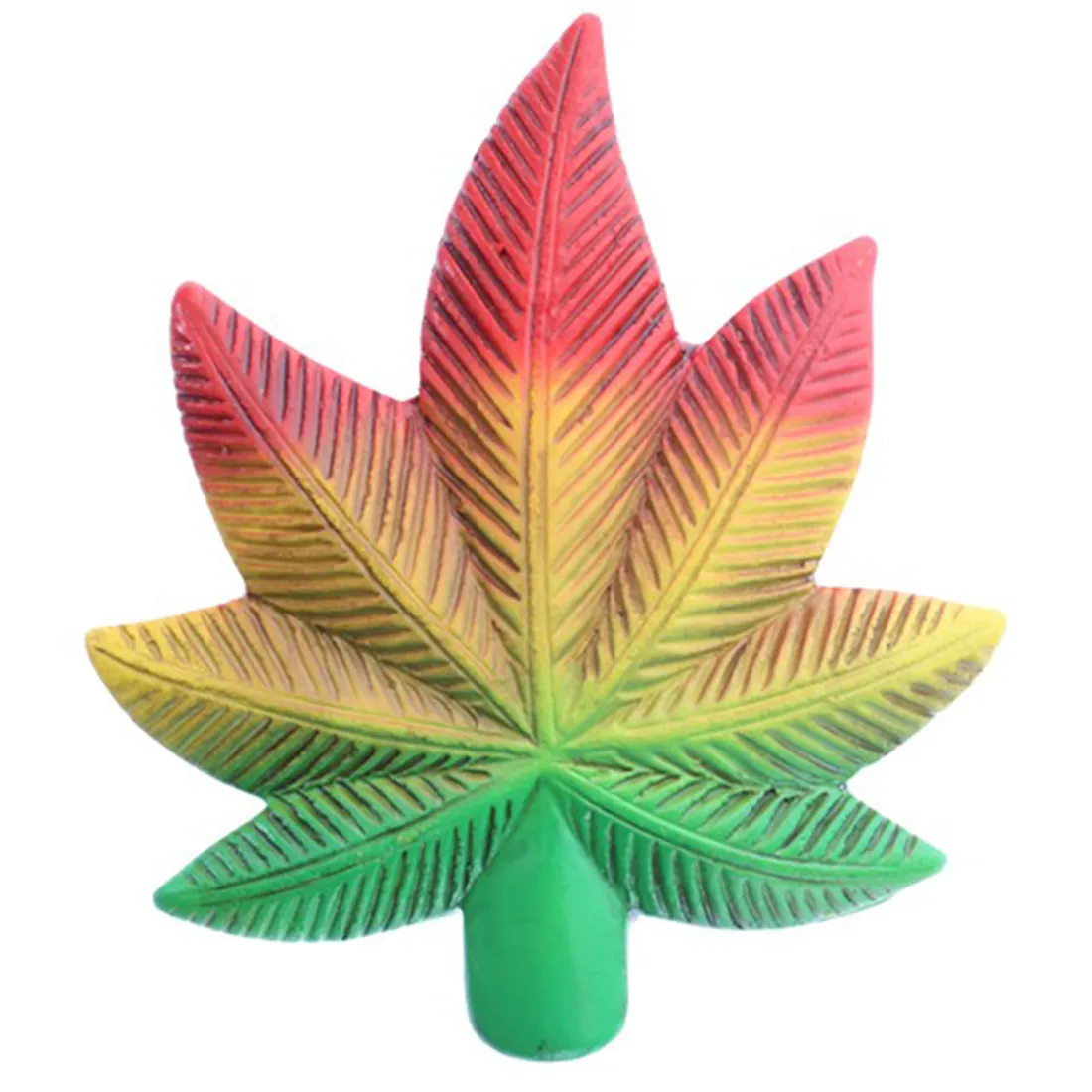 En sort magnetisk boks prydet med et farverigt rasta-motiv. Motivet inkluderer grønne, gule og røde striber, der repræsenterer de jamaicanske farver, samt cannabisblade. Boksen har en glat overflade med en mat finish, og den lukkes sikkert med magnetisk lukning. Dimensionerne er kompakte, hvilket gør den nem at opbevare.