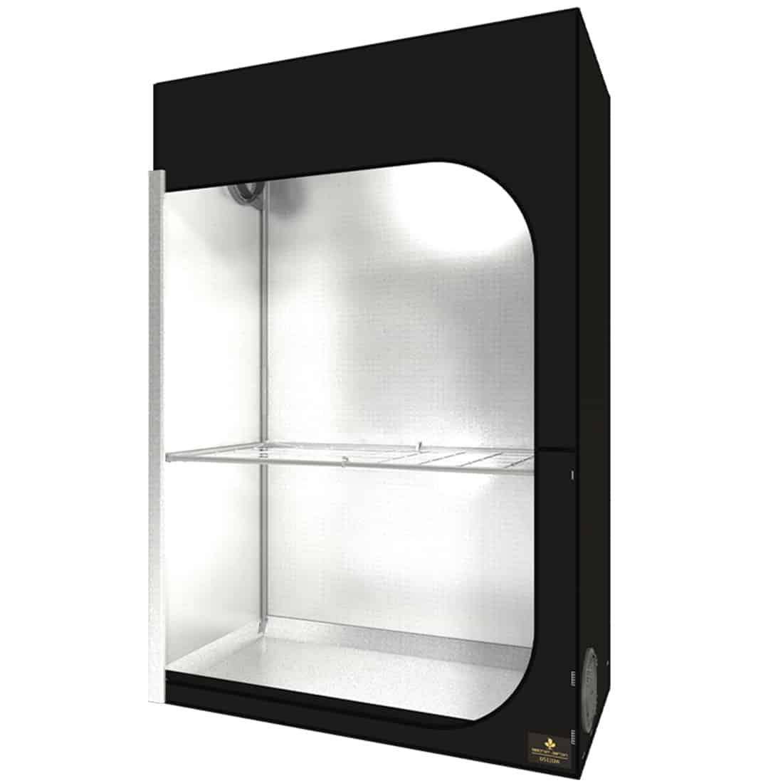 En rektangulær, sort plantekasse med en mat overflade pryder det nederste område. Over kassen hænger en sort, netlignende struktur, der fungerer som skygge. I baggrunden ses en blød, diffus belysning, der skaber en varm atmosfære. Kassen har en simpel, moderne form, mens strukturen tilføjer en dekorativ og funktionel detalje.