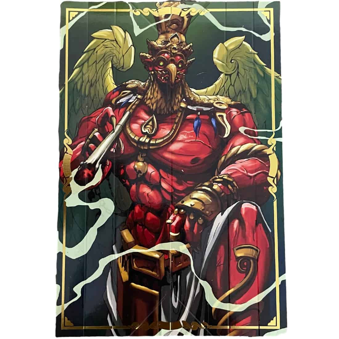 En rektangulær mixerbakke i metal med en gylden overflade prydet af et detaljeret, sort mønster af en djævel, der holder en cigaret. Bakken har afrundede kanter og en let skrånende side, der giver en elegant form. Den glatte tekstur reflekterer lys og skaber en glansfuld effekt, mens bunden er flad for stabilitet.