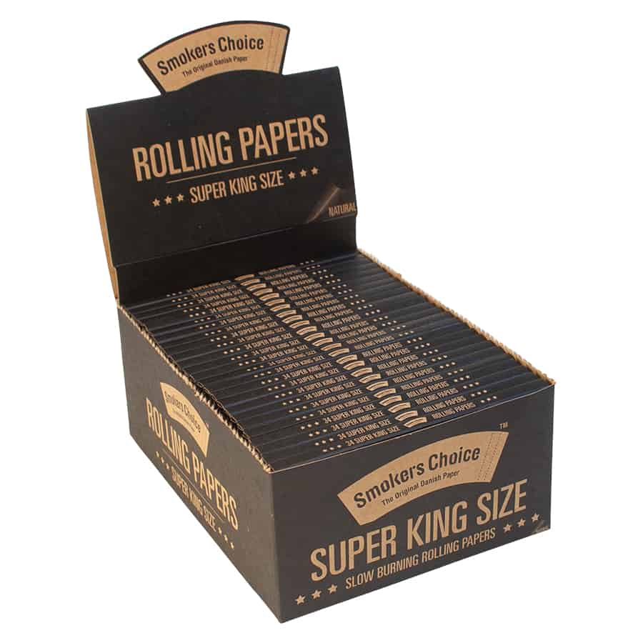 En elegant sort Smokers Choice-udstillingsboks med guldbogstaver læser "Natural Rolling Papers Super King Size" og "Slow Burning". Den øverste flap er åben og viser flere pakker med det raffinerede produktmærke.