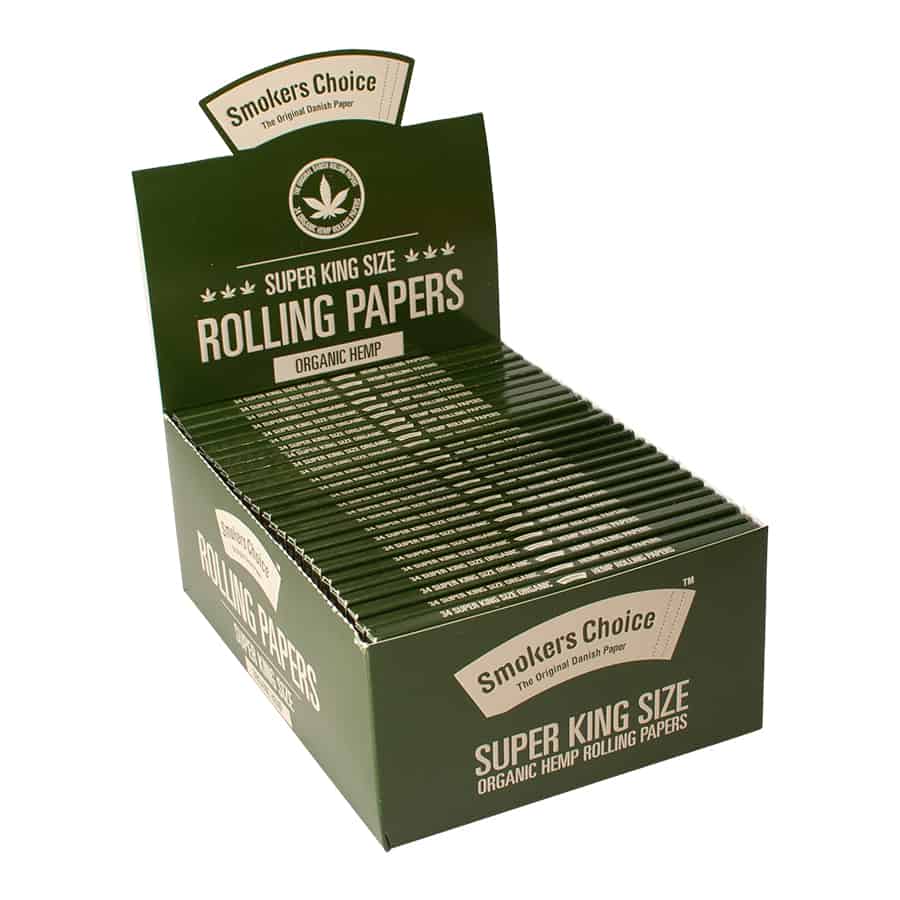 En åben udstillingsboks med Smokers Choice - Rolling Papers Organic Hamp Super King Size afslører flere pakker indeni, med teksten "Super King Size Rolling Papers" og et organisk hampbladsymbol.