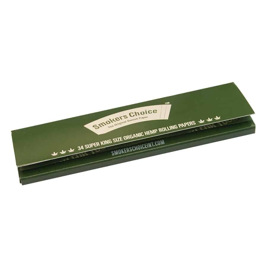 Revideret alternativ tekst: En lukket grøn pakke rullepapir mærket "34 Super King Size Organic Hemp Rolling Papers" med fed hvid tekst. Den har et stjernedesign i bunden.