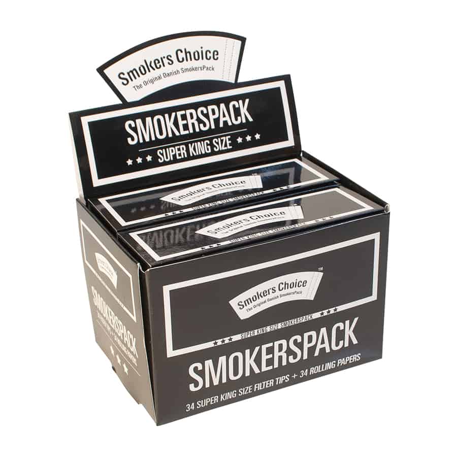 En sort boks i rektangulær form pryder overfladen, med en glat, mat finish. Fronten har en sølvfarvet tekst, der angiver produktets navn, omkranset af en subtil kant. Låget har en let hævet struktur, mens siderne er glatte. Bagpå findes der detaljeret tekst, der beskriver indholdet, i en lysere grå farve.