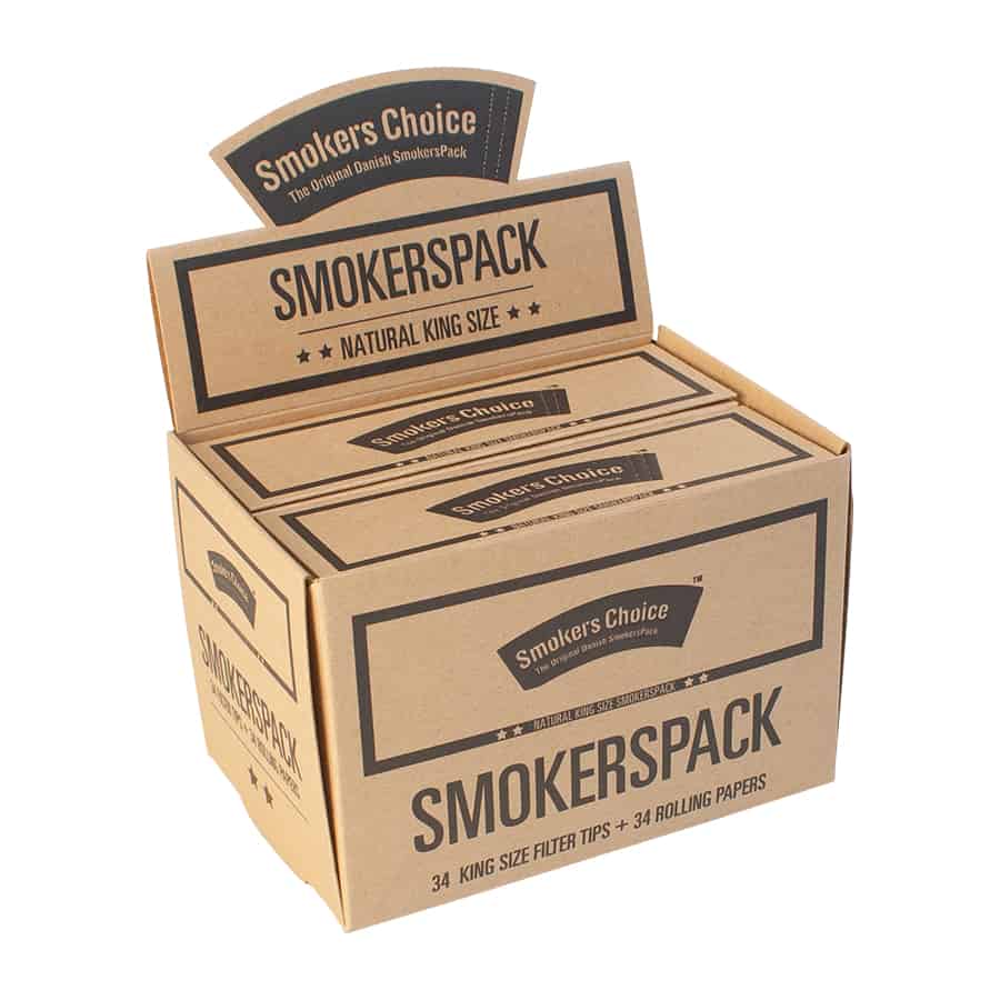 En rektangulær boks præsenterer sig i en naturlig træfarve med en mat overflade. Låget har et enkelt, indgraveret design med teksten "Smokers Choice" i en elegant skrifttype. Boksen har afrundede kanter og en diskret lukning. Indersiden er delt i to sektioner, der kan rumme tobaksprodukter. Farveskemaet er holdt i varme, jordnære nuancer.