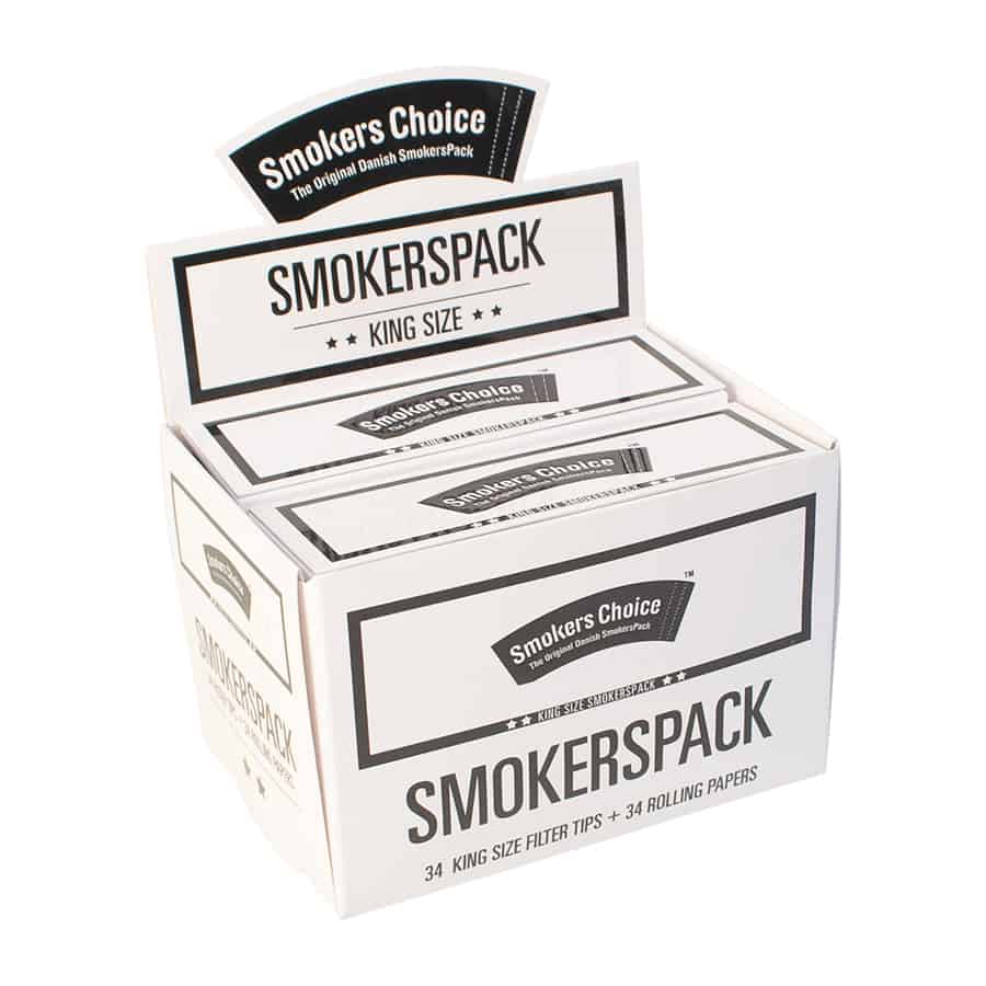 En hvid, rektangulær pakke præsenterer sig med en mat overflade og skarpe kanter. Forsiden har en stor, sort tekst med et markant logo, mens baggrunden indeholder subtile grå nuancer. Pakken er lukket med en glat flap, og der er ingen synlige knapper eller symboler. Underteksten er trykt i mindre, grå skrift nederst.