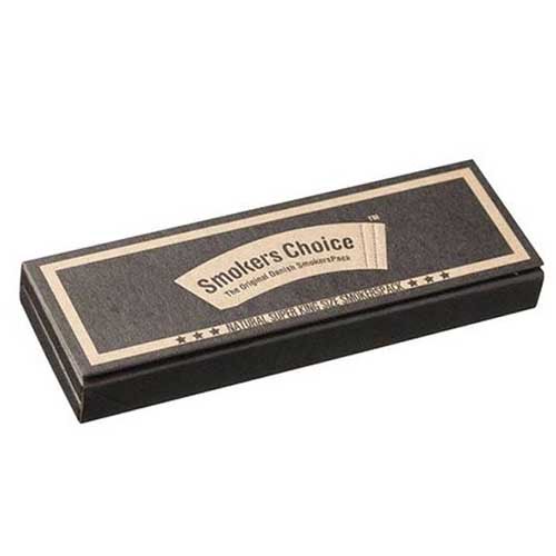 Rullen af naturlig king size papir præsenterer en blød, mat tekstur i en lys beige farve. Papiret er rullet op i en cylindrisk form og indeholder en række små, brune papirstrimler. En enkel, sort etikette med hvid tekst pryder emballagen, som er lukket med en klæbende flap. Elementerne er præsenteret i en minimalistisk og stilren opstilling.