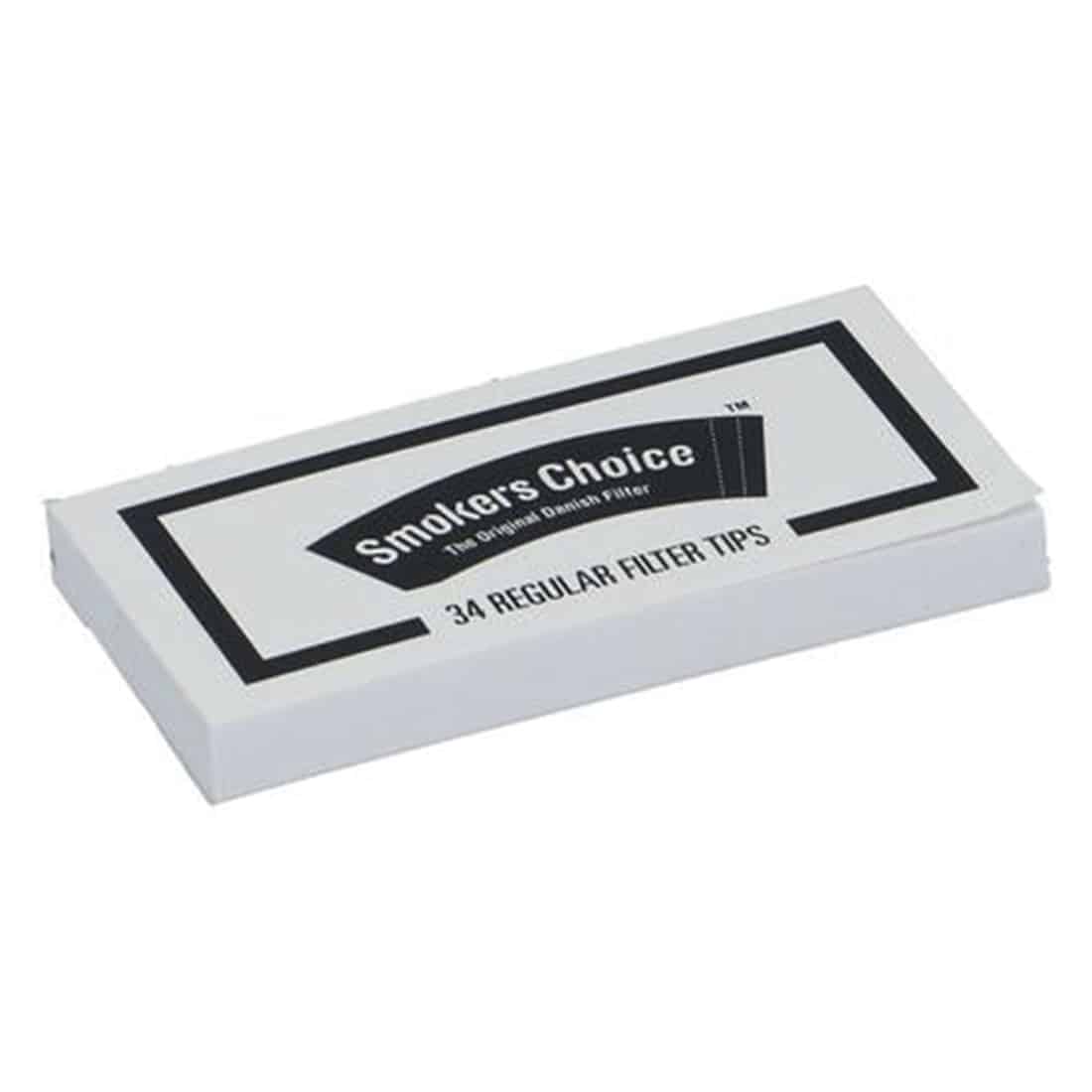 En glat, hvid overflade dominerer, prydet med en subtil tekstur, der tilføjer dybde. En sort, rundt logo er placeret centralt, med tydelig hvid skrift og detaljer. Kanten er let afrundet, hvilket giver et blødt udtryk. Bunden har en diskret, ensfarvet farve, der harmonerer med det øvrige design, hvilket skaber en sammenhængende æstetik.