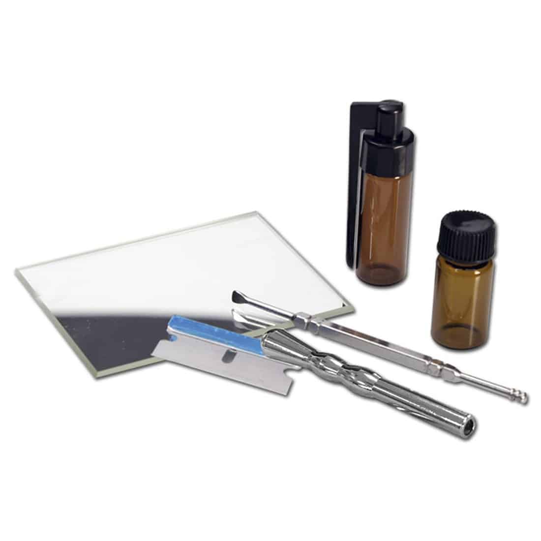 En stor taske i en lys, ensartet farve pryder midten af beskrivelsen. Tasken har en glat overflade og er fremstillet af et slidstærkt materiale. Den har to robuste håndtag og en justerbar skulderrem. Foran ses en stor lomme med en lynlås, der giver adgang til opbevaring. Taskens linjer er enkle og moderne, hvilket tilføjer et stilrent udtryk.