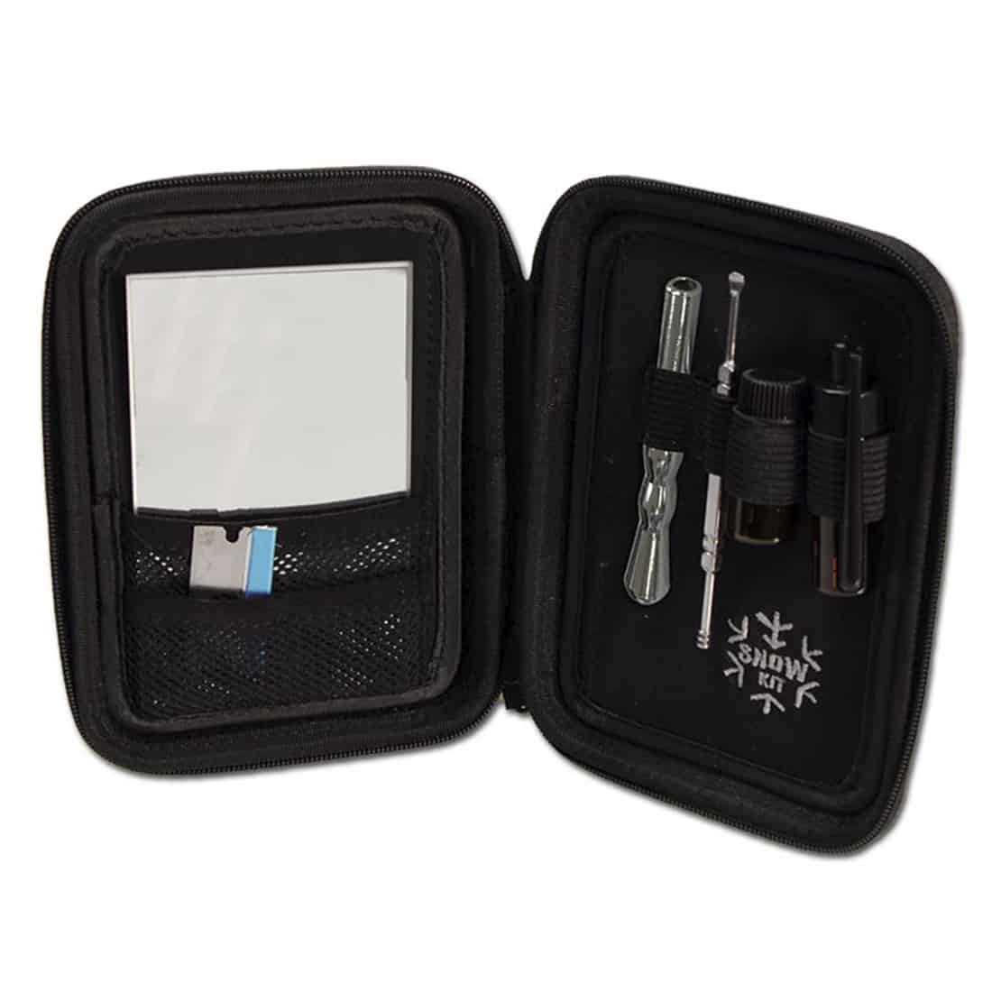 En stor taske i en lys nuance af grå. Taskens overflade har en let struktureret tekstur, som giver den dybde. Tasken har to robuste, mørke håndtag samt en justerbar skulderrem. På forsiden er der en enkel, diskret lynlås, der skaber en praktisk åbning. Taskens form er rektangulær med afrundede kanter.