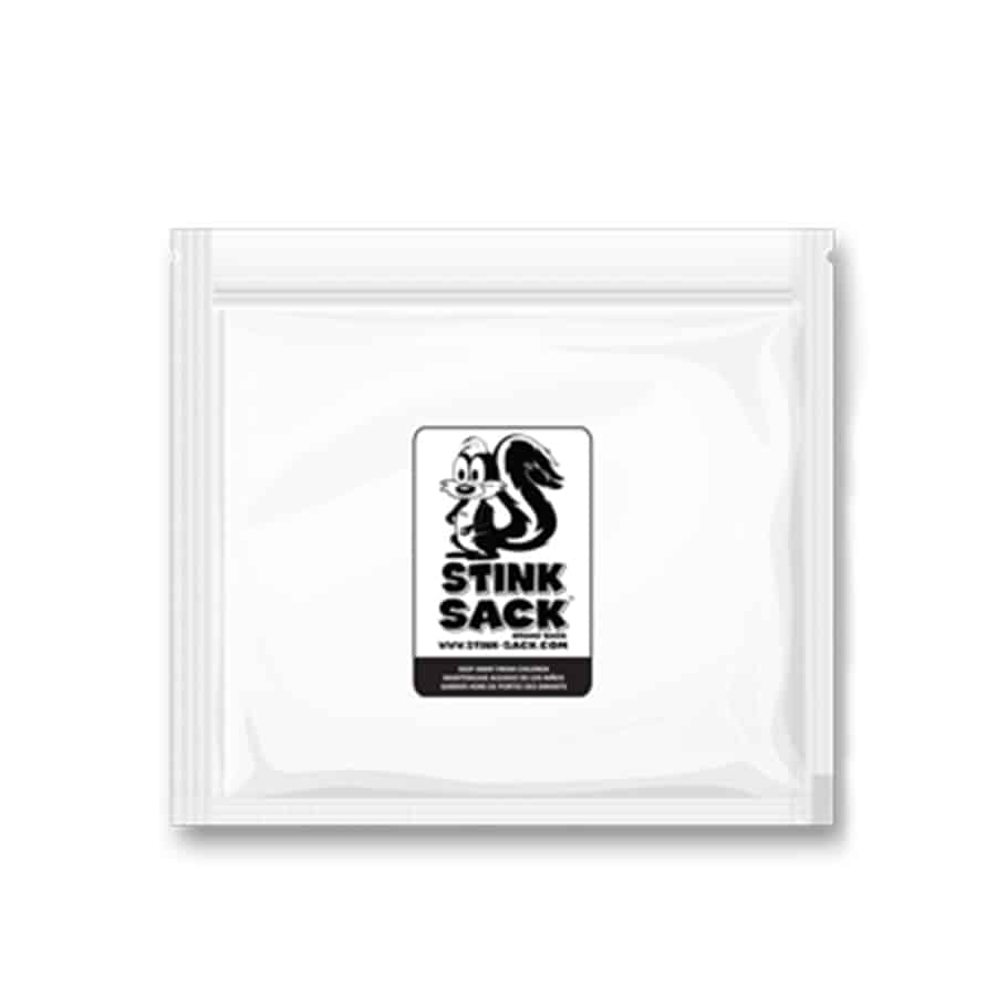 Tre kraftige hvide zip-bags er stablet sammen. Hver taske har en glat overflade og er lukket med en solid zip-lukning øverst. Taskerne har en rektangulær form og er lavet af gennemsigtigt plastmateriale, som giver indholdet synlighed. Der er tydelige sømme langs kanterne, og taskerne har en let mat finish, der fremhæver deres robuste udseende.