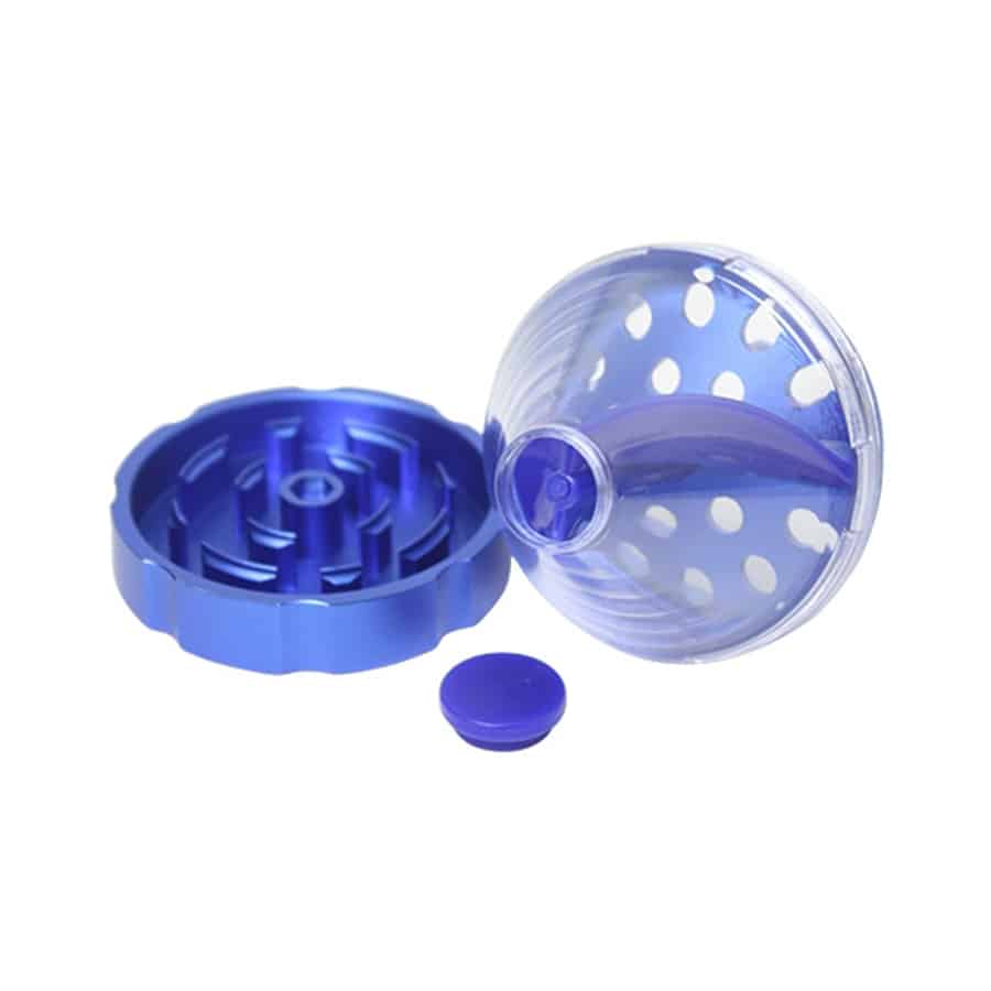 En blå tragtformet kværn med en glat overflade og skarpe kanter. Den har en åben top, der afslører en indvendig mekanisme til kværning. Kværnens håndtag er placeret på siden, og der er små huller i bunden, der antyder en funktion for at lade kværnede materialer falde igennem. Farven er ensartet med en mat finish.