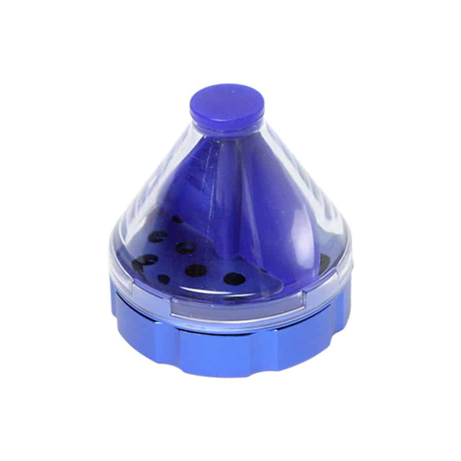 En tragtformet kværn i blå plastik med en glat overflade. Den har en bred åbning øverst, der indsnævres mod bunden, hvor der findes en skruelukning. Kværnens inderside er strukturret med små tænder til formaling. Der er en firkantet fod, der giver stabilitet, og en tydelig grå skrue til justering.