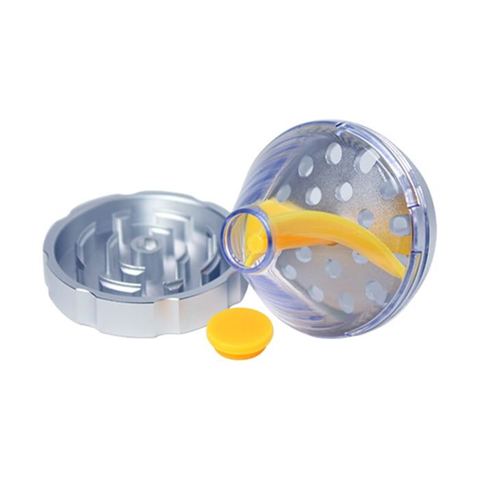 En gul tragtformet kværn med en glat, cylindrisk krop og en spids bund. Overfladen har en mat finish, mens indersiden er glinsende. Kværnen har en stor åbning øverst, der er omkranset af en bred kant. Der findes små detaljer i form af dræn- eller afløbsåbninger i bunden, hvilket indikerer funktionalitet.