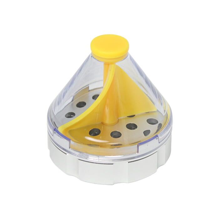 En tragtformet kværn med en skarp, glat overflade prydet i en lys gul farve. Den har en bred åbning øverst, der fører ned til en smalere bund. Overfladen har en let glans, og der er synlige teksturer på indersiden, der indikerer kværnens funktion. En robust, solid konstruktion og en praktisk størrelse gør den let at håndtere.