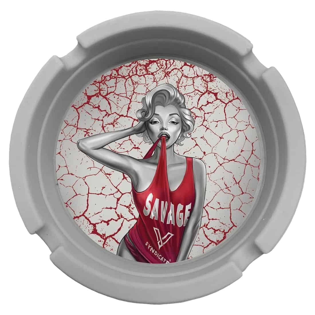 Et askebæger i transparent silikone, der måler 80 mm i diameter. Det har en blød, fleksibel struktur med en let mat overflade. Askebægeret er designet med en rund form og en lav kant, der skaber en diskret og stilren æstetik. Der er indsatser til cigaretter, der sikrer stabilitet og funktionalitet. Farven er klar, hvilket giver et moderne udtryk.