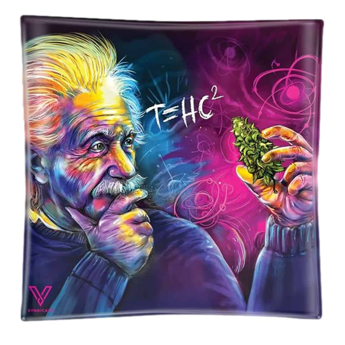 Et klart glasaskebæger med en rund, lav form og glatte kanter. Overfladen er gennemsigtig, hvilket fremhæver den let krystalagtige struktur. Bunden er flad og stabil, mens siderne buer blidt opad. Askebægeret har en diskret, indvendig skillevæg i midten, der skaber to separate rum. Refleksioner fra lys skaber en glinsende effekt på overfladen.