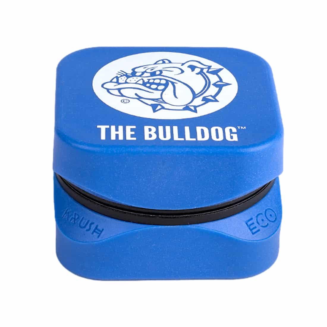 En rund, blød tobaksbeholder med en dyb blå farve pryder overfladen. Den har en glat, mat tekstur og en sort elastik, der sikrer lukningen. Låget har et indgraveret logo i sølv, der tilføjer et elegant præg. Beholderens størrelse er kompakt, hvilket gør den nem at transportere. Den er fremstillet af slidstærkt materiale.