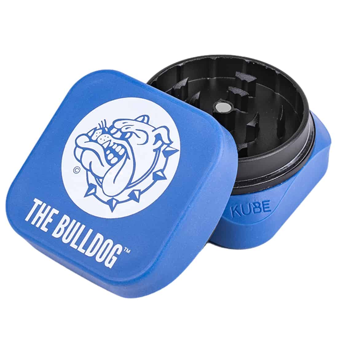 En rulle af tobaksprodukter i en dyb blå farve med en glat, blank overflade. Rullen har en cylindrisk form og prydes af et stiliseret logo, der er synligt i en kontrasterende hvid farve. Kanten er let afrundet, og materialet ser ud til at være plastisk, hvilket giver en moderne og elegant fremtoning.