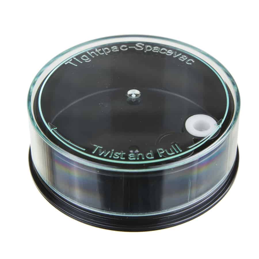 Tightpac Spacevac præsenterer en cylindrisk beholder med en sort, mat overflade og gennemsigtig, klar top. Beholderens form er glat og strømlinet, uden synlige samlinger. Låget har en tætsluttende kant, der sikrer en tæt lukning. Den praktiske størrelse og den enkle, funktionelle design gør den ideel til opbevaring.