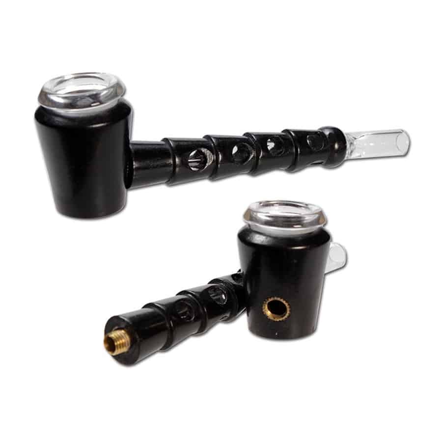 En træpibe med en glaskrop præsenterer sig med en glat, mørk træoverflade og en lys, gennemsigtig glaskolbe. Piben har en elegant, kurvet form med en tydelig skillelinje mellem træet og glasset. Det mørke træ kontrasterer med det klare glas, som reflekterer lys. Der er en enkelt åbning til indtagelse, og piben afsluttes med en bred, flad kant.