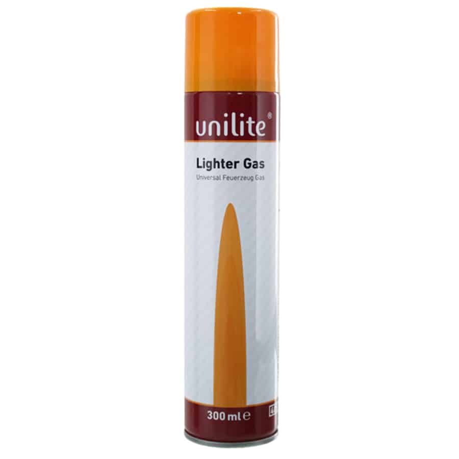 En cylindrisk spraydåse i metal præsenterer sig med en blank, sort overflade og en mat hvid etiket. Et grønt og hvidt logo er placeret centralt, omgivet af tekst, der angiver indholdet. Toppen har en sort plastikdyse med en lille åbning, mens bunden er flad. Dåsen har en kapacitet på 300 ml, hvilket er tydeligt angivet.