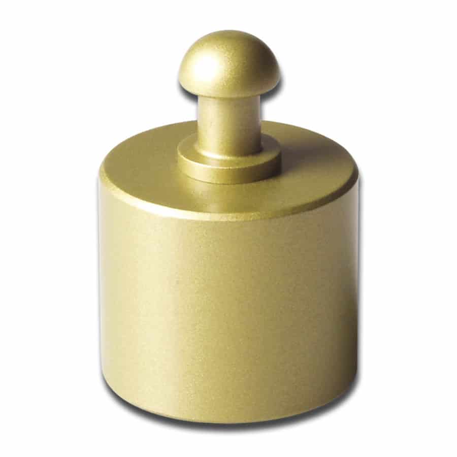 Vægtklods i metal med en glat overflade, der reflekterer lys. Klodsen har en cylindrisk form og er præcist markeret med tallet "100" i en tydelig font. Der er en aflang, sort gummibase, der stabiliserer klodsen. Baggrunden er neutral, hvilket fremhæver klodsens detaljer. Målene fremstår tydelige, og materialet giver et professionelt udtryk.