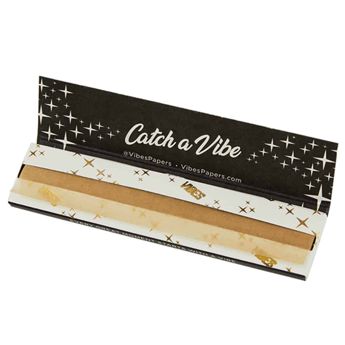 En pakke med tynde papirark i king size format præsenterer sig i en rektangulær form. Papiret er hvidt med en glat overflade og en let skinnende finish. På pakken er der en diskret, mørk skrift, der angiver produktets navn. Kanten er tydeligt perforeret, hvilket letter adskillelsen af arkene. Hele pakken har en slank og elegant profil.