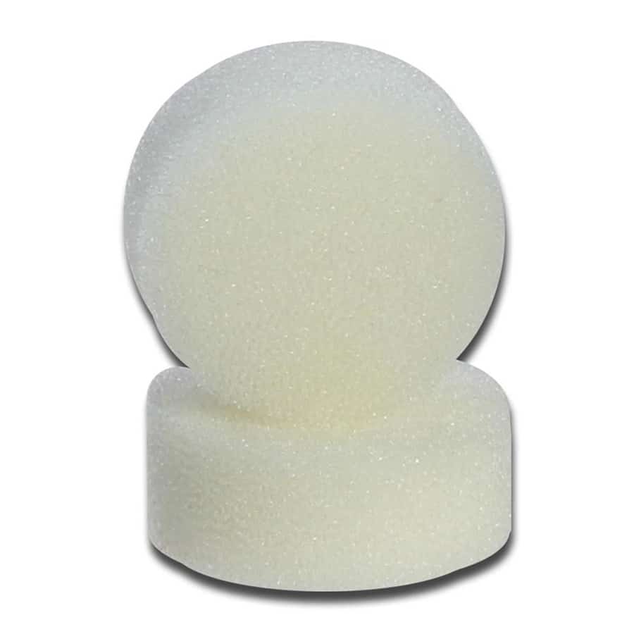 Et sæt luftrensningsfiltre, der består af to cylindrisk formede elementer. Den ene er mørkeblå med en fin perforering, mens den anden er hvid med en glat overflade. Filtrene har en ensartet højde og en rund base. Der er tydeligt markerede kanter, og de er placeret tæt sammen, hvilket skaber en harmonisk komposition.