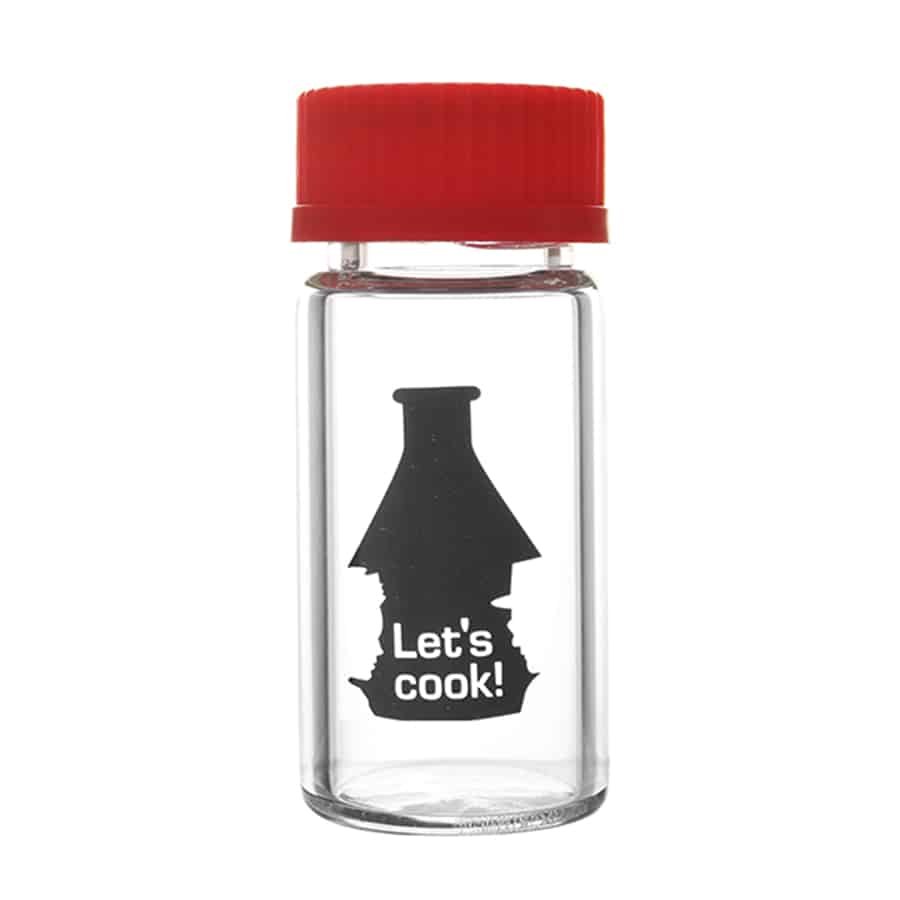 En transparent glaskrukke med en sort, tætsiddende låg præsenterer sig på en grå overflade. Krukken har en cylindrisk form og indeholder grønne urter, der er synlige gennem glasset. Låget har en glat overflade med en let skinnende finish. Et simpelt, hvidt tekstdesign pryder krukken, med en legende skrifttype, der fremhæver indholdet.