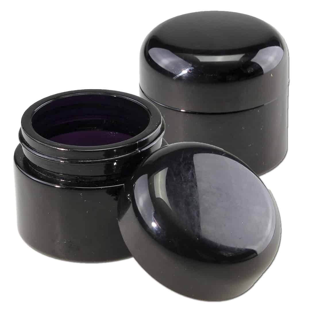 En lilla glasbeholder med en bred åbning pryder midten af beskrivelsen. Beholderen har en glat overflade, der reflekterer lys, og en rund bund, der giver stabilitet. Målene er kompakte, og den indeholder 30 ml. Der er ingen etiketter eller indgraveringer, hvilket fremhæver det enkle design og den ensartede farve.