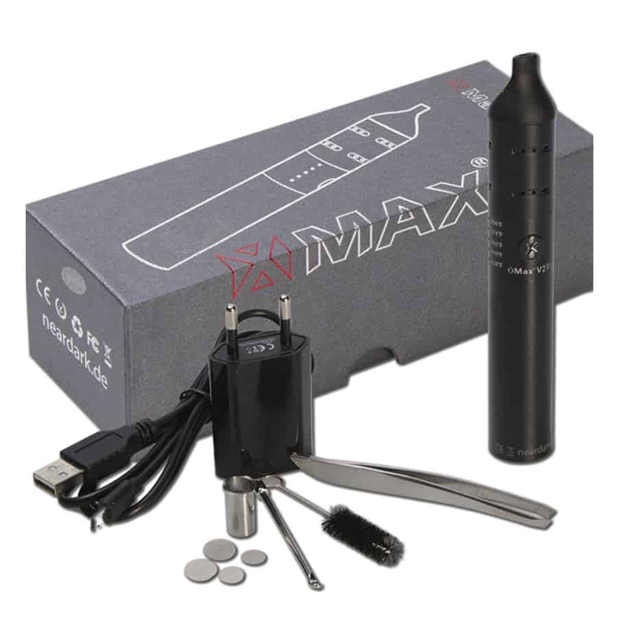 En sort vaporizer med en glat, mat overflade. En rund, sølvfarvet knap er placeret på forsiden, omgivet af et digitalt display med lysende tal. En slank, buet form giver en ergonomisk fornemmelse. Ventilationsåbninger er synlige på siden, og der er et mundstykke i toppen, der fremstår let hævet. Det samlede design er minimalistisk og moderne.